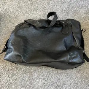 Säljer min svarta stora väska, som är väldigt rymlig, den har fack på innesidan. Men den har en knapp som inte vill stängas, jag stör mig inte på de. Jag säljer den pga ingen användning. Kan mötad upp i Stockholm 