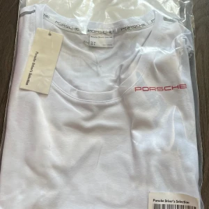 Porsche driver’s selection T-shirt - En vit Porsche driver’s selection T-shirt från 2017, fitted passform. Har prislapp och kvar i förpackningen, aldrig öppnad. Finns inte längre och är limited addition. Skriv för mer info eller bilder! 💕
