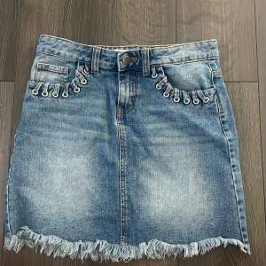 Säljer en sommar jeans kjol då den är för liten och inte kommer till användning. Den e storlek xs och han små fransar längst ner på kjolen samt snörningar på fickorna 💕