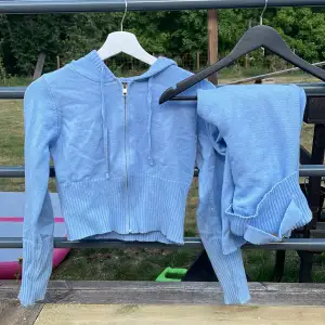 Både tröjan och byxorna är i nyskick och är använt max 2 gånger. Både är i storlek S. Pris 499 kr ikl frakt 