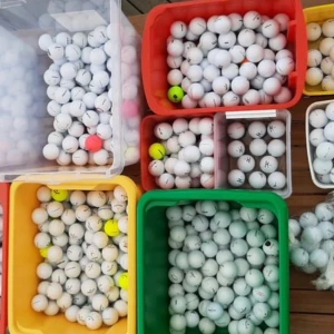 Golfbollar till salu - Har de flesta golfbollsmärken och sorter, så säg till vad du vill ha.  15 kr/st för Titlest, Callaway, TaylorMade, Srixson. A klass kvalitet  Pris för vissa sorter/modeller, alla A-klass kvalitet: 20 kr/st Titleist ProV1/V1x, AVX, Callaway Chrome Sof