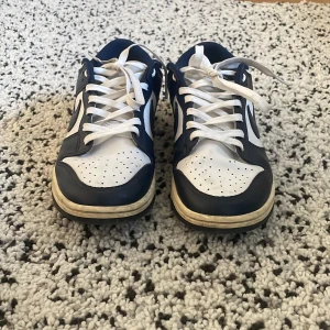 Nike Dunk Vintage Navy Blue - Säljer då dom inte kommer till någon användning, bara använda få gånger,  tveka inte på att skicka ett meddelande om du har några frågor/prisförslag  OBS: 1-till-1