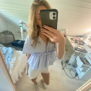 Ljusblå blus - Säljer min super fina blus från Zara i strl XS, kom priv för frågor, mer bilder osv. 💘