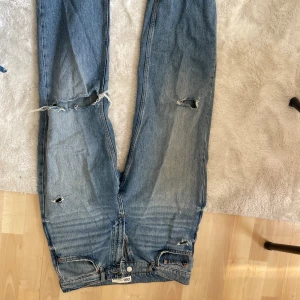 Zara jeans - Säljer dessa utsålda zara jeans. Supersköna och supersnygga men tyvärr för små för mig. 