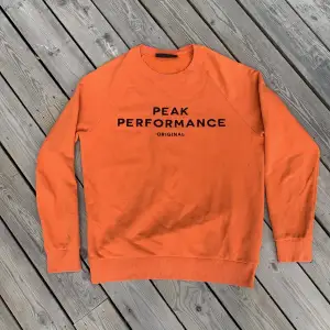 Säljer denna Peak Performance Sweatshirt då jag inte känner att den inte är min stil längre, fint skick och fin färg speciellt nu till sommaren