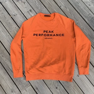 Peak performance Sweater - Säljer denna Peak Performance Sweatshirt då jag inte känner att den inte är min stil längre, fint skick och fin färg speciellt nu till sommaren