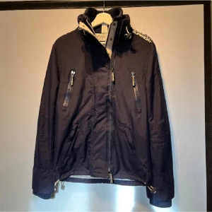 Superdry Field Jacket - Säljer en Field Jacket från märket Superdry. Jag säljer jackan eftersom den inte passar mig längre!