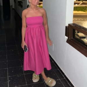 Rosa klänning - Super fin rosa bandeu klänning från ginatricot, som endast är använd en gång🤩🤩🤩