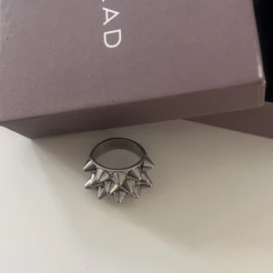 Edblad ring  - Silvrig nit ring från Edblad, knappt använd. Är i storlek 16.8