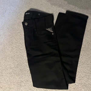 Replay anbass - Replay anbass jeans i storlek w27 L32. Dom är i använt skick. Skriv vid funderingar🙌🏽
