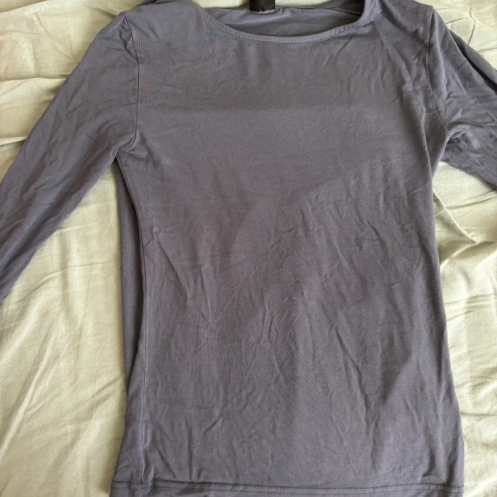 En blå/grå långärmad tröja med slit i ärmarna, från Gina tricot. Använd några gånger. Inga defekter. Nypris: 199kr. Säljer då den är lite för stor för mig.🌸. Tröjor & Koftor.