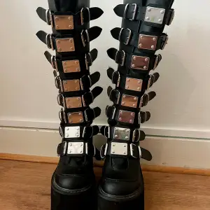 Size 37 & made from black vegan leather! They’re soo cool and such a statement piece but are a bit big on me 😭 The buckles let you loosen or tighten them so it’s easy to adjust your size.