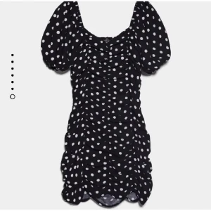 Zara klänning  - Superfin klänning från Zara som ej går att få tag i längre.💙 använd en gång