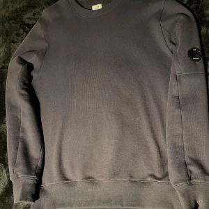 Cp company sweatshirt  - Säljer min cp company sweatshirt size L men passar mycke mindre  Byten också intressant