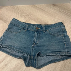 Jeansshorts  - Köpte på vinted, men tyvärr va de för små... 