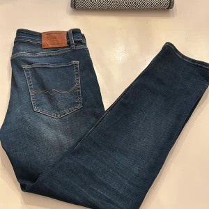 Jack & Jones jeans - Jack & Jones Regular / Clark. nypris ca 900kr. Toppskick 9/10 använda fåtal gånger. Strl 32/32