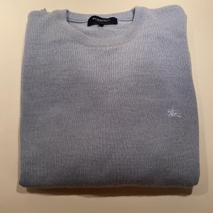 Burberry  - En riktig fet Burberry tröja, i fint skick. Färg ljusblå. Storlek 5/M. 