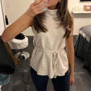 Finstickad topp - Fin stickad topp med polokrage från zara. Mycket bra skick 