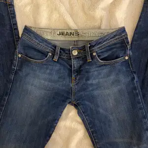 Säljer mina jättesnygga lågmidjade jeans från bigstar men köpa hör på plick. Säljer då dem tyvärr inte passade mig🥹💓 