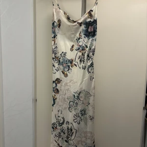 Blommig klänning - Superfin klänning, knappt använd. Från Chiquelle. 