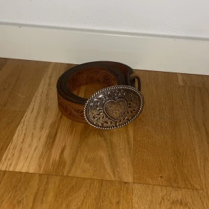 Äkta läder skärp  - Jag säljer ett skit snyggt skärp i äkta läder som är köpt i USA i en läder butik där dem säljer stövlar, hattar och skärp. Ord pris: 800kr, nytt pris 500kr. Har ni frågar så skriv bara