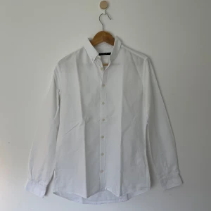 Tiger of Sweden - Vit Linneskjorta - I fint skick. Storlek, axel-axel och topp-botten: 43x66 Material: Linne/Bomulls-mix  För fler bilder/frågor, kontakta!