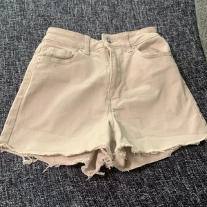 Beige shorts - Jätte fina beige shorts som använts vid ett flertal gånger. Bra skick. + Frakt