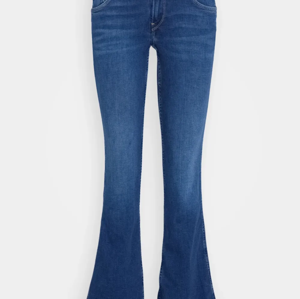 Jättefina blåa Pepe jeans i storlek 25/32 till salu. Endast använda få tal gånger så i nyskick men kommer inte till användning tyvärr. Skriv om fler bilder eller frågor🥰🥰. Jeans & Byxor.