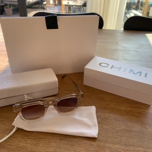 CHIMI 04 ecru - Ett par riktigt fina glasögon som passar perfekt för sommaren, aldrig använda skick 10/10, köpt på NK. Skicka frågor på dm 🙌