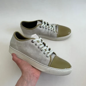 Lanvin skor - Hej, Nu säljer jag minna super snygg Lanvins. Skorna är i en ljus grå färg. De är i super fint skick 9,5/10. De är i storlek UK9 som passar runt 44.Nypris ~ 4500kr. Mitt pris: 1699. Skriv till mig vid frågor eller funderingar!  