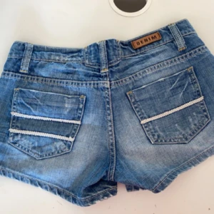 Jeans shorts - Lågmidjade snygga jeans shorts som tyvärr är för små för mig! Storleken står inte men gissar s. 