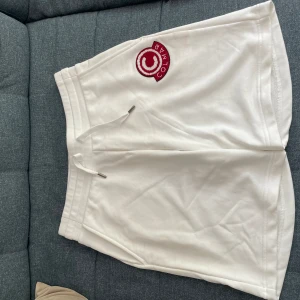 Vita colmar shorts  - Säljer dessa feta Colmar shorts som aldrig använts. Orginalpris 1199kr men säljer för 499kr. Storlek S/M, har du frågor är det bara att skriva🤙
