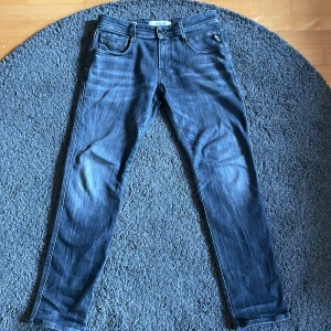 Replay anbass gråa - Säljer ett par feta replay anbass, inga skador eller defekter på jeansen. Storlek 30/30