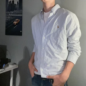 Polo Ralph lauren skjorta - Säljer denna feta Ralph lauren skjortan! Perfekt till sommaren! Skicket på denna är 10/10