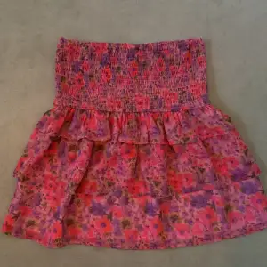 Säljer denna kjol från bikbok💗köptes förra året men aldrig använd, tror den inte går köpa längre. Skriv privat för frågor eller intresse💗