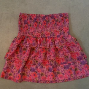 Kjol - Säljer denna kjol från bikbok💗köptes förra året men aldrig använd, tror den inte går köpa längre. Skriv privat för frågor eller intresse💗