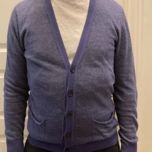 Italiensk Daniele Fiesoli kofta - Storlek L men passar också XL. Nypris ligger runt 1000. 85% linne och 15% bomull. Använd 2 gånger. 9/10 skick inga skador.