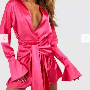 Säljer denna jättefina rosa satin klänning som är endast testad en gång då de var fel storlek.