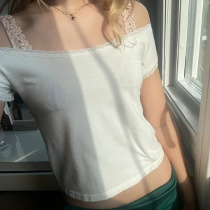 Brandy topp - Jättesöt topp från brandy Melville 💕 kan bäras både offshoulder (bild 2) och på axlarna (bild 3)! I superfint skick! 💕