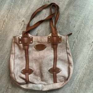 Ripani väska  - Ripani väska i gott skick. nypris runt 2000 kr. skinn väska köpt i london för länge sen. säljer för 400kr då den har legat länge i garderoben, skriv privat för mått! pris kan diskuteras 🎀