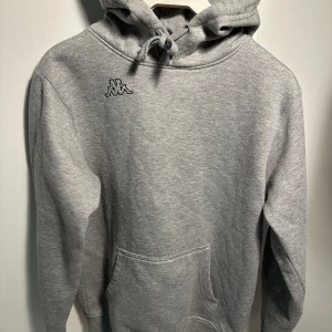 Kappa hoodie - Skön hoodie med bra passform. Använd men i fint skick.