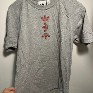 Adidas t-shirt - Adidas t-shirt. Storleken är XS men passar S. Sparsamt använd inga defekter.