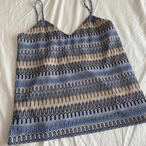 Topp - Somrig topp i storlek M från Dry Lake. Knappt använd säljs för kommer inte till användning!