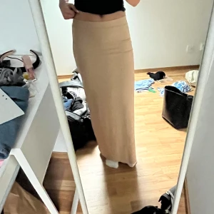 Långkjol  - Säljer min beige tajta långkjol med en liten slits nere på benet. Aldrig använd! Kontakta mig vid frågor!