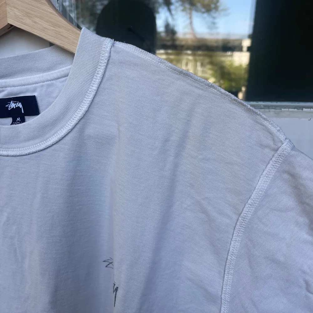 Stüssy T-shirt med cool ut- och invänd konstruktion. Sömmarna ligger på utsidan, och trycket är på insidan men lyser igenom för en häftig effekt. Köpt i Monaco, använd max fem gånger. . T-shirts.