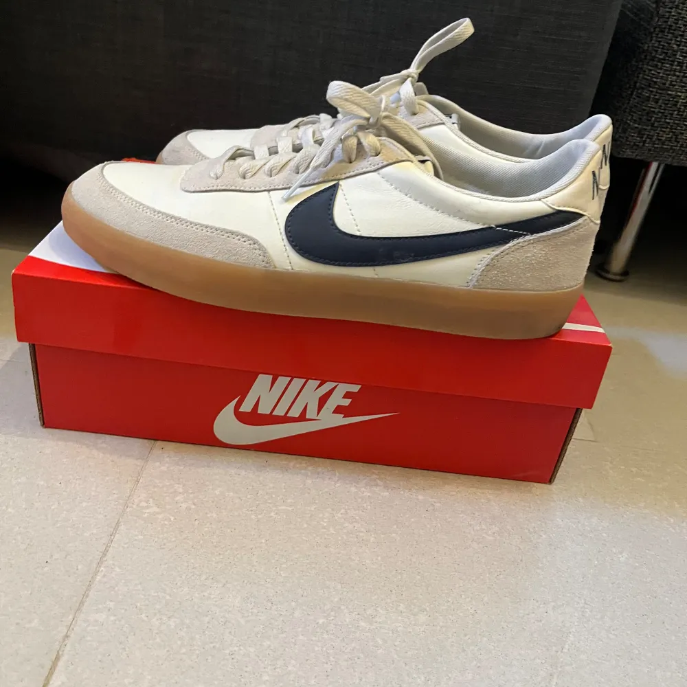 Snygga nike sneakers i storlek 45. Köpta från stockX men nästintill aldrig använda. 9/10 condition, 1149 kr nypris. Perfekta till sommaren. Kan förse med bevis för att dom är äkta privat. Tveka inte på att höra av dig vid funderingar. . Skor.