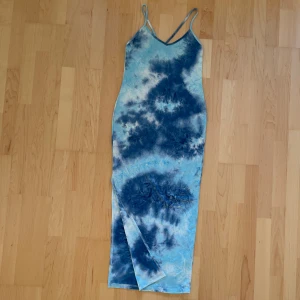 Blå klänning  - Storlek L pris 175kr