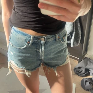 Snygga jeans shorts❤️💋 - bilderna är lånade då dom inte passar mig!! Men ett par annars jättefina shorts som aldrig är använda av mig och endast använd av den tidigare ägaren 1 gång. Pris kan diskuteras/ säljer pga att de var för små❤️❤️ tryck gärna köp nu ❤️köptes för 300kr