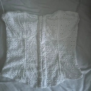 Vit korsett från hm - Jätte fin ”korsett” från hm, har aldrig använt så har inga defekter💓Skriv gärna om du får några funderingar❤️Lite liten i storlek!