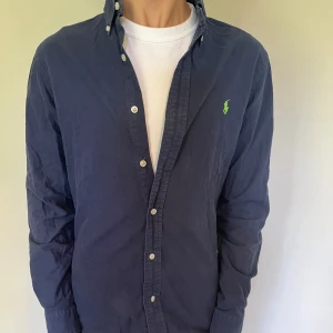 Ralph lauren skjorta - Jättefin Ralph lauren skjorta i bra skick. Modellen på bilden e cirka 180cm. Kontakta gärna för fler frågor och funderingar! 
